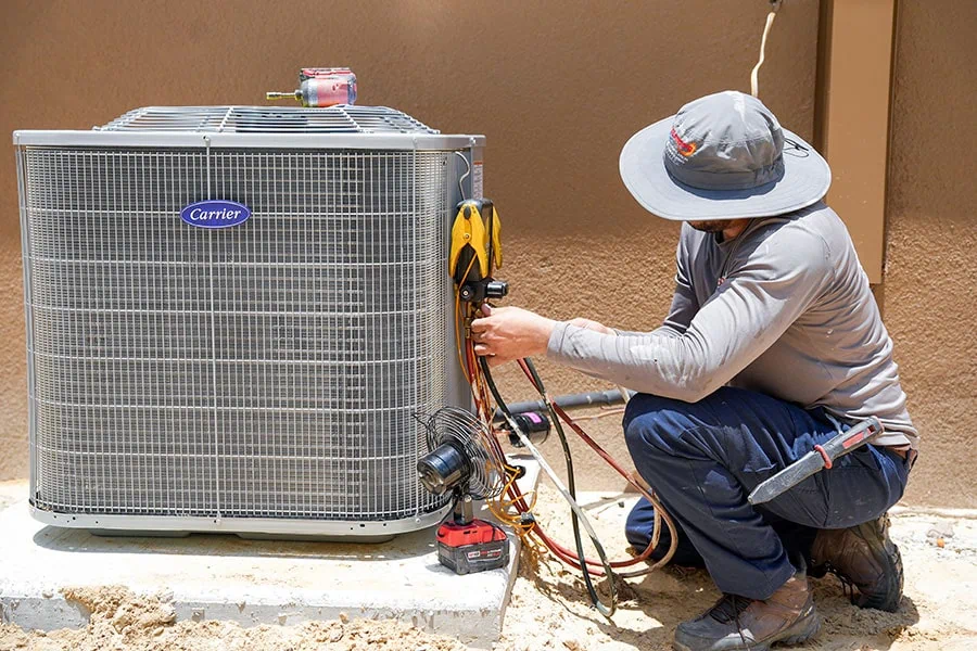 HVAC technician diagnosing an outdoor air-conditioning unit in Tampa